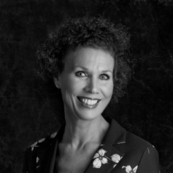 Astrid , yoga docent ,zwart wit portret , margo de wijk , portretkunst , puur , profiel foto